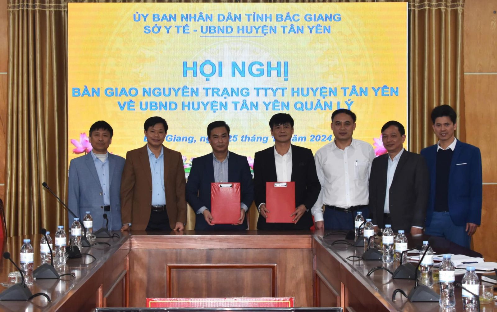 BÀN GIAO NGUYÊN TRẠNG TRUNG TÂM Y TÊ VỀ UBND HUYỆN QUẢN LÝ