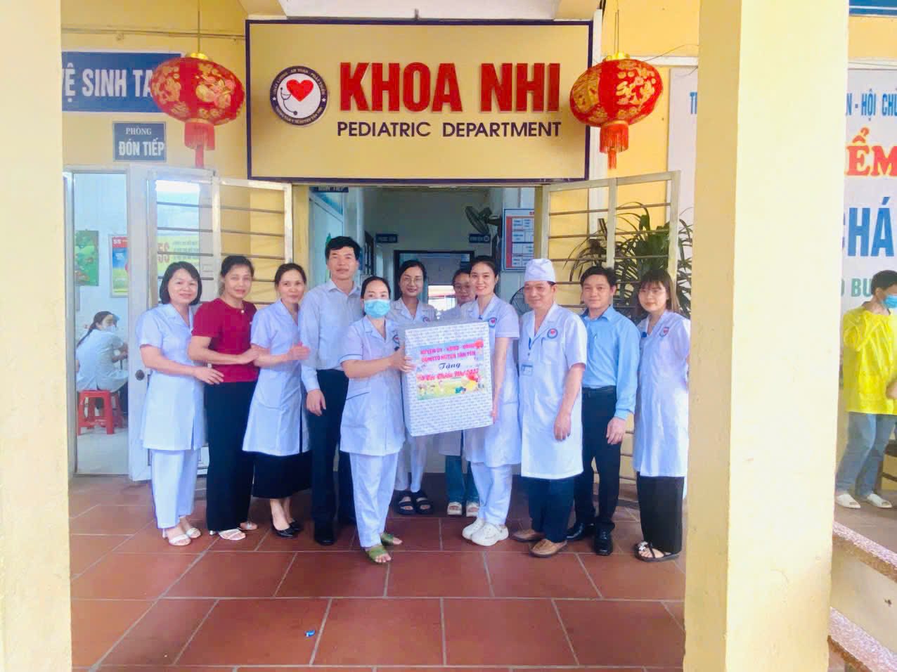 ĐỒNG CHÍ BÍ THƯ HUYỆN UỶ TẶNG QUÀ CHO BỆNH NHÂN NHI NHÂN DỊP TẾT THIẾU NHI 1-6