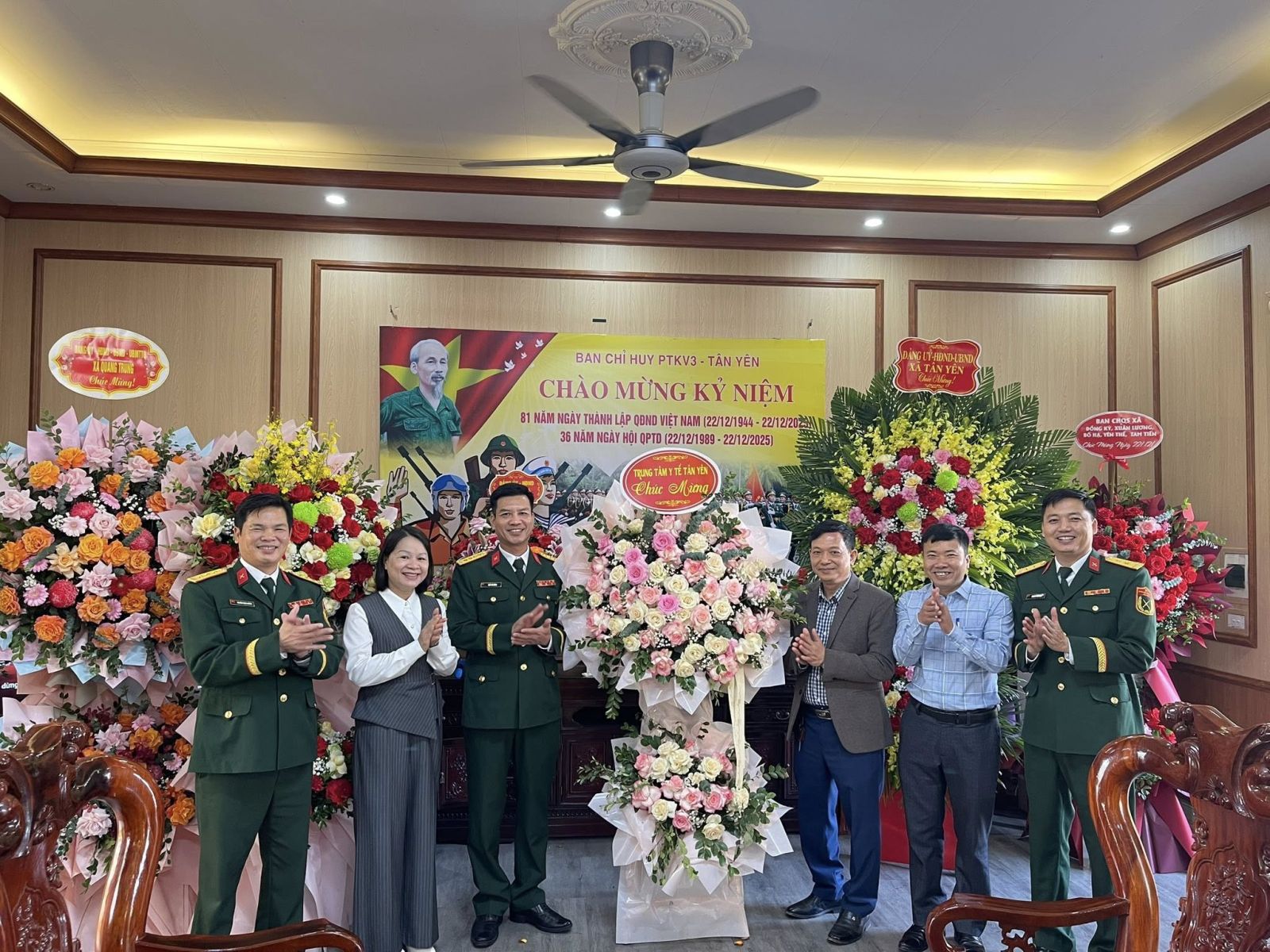 TRUNG TÂM Y TẾ TÂN YÊN THĂM VÀ TẶNG HOA CHÚC MỪNG NHÂN NGÀY THÀNH LẬP QĐND VIỆT NAM