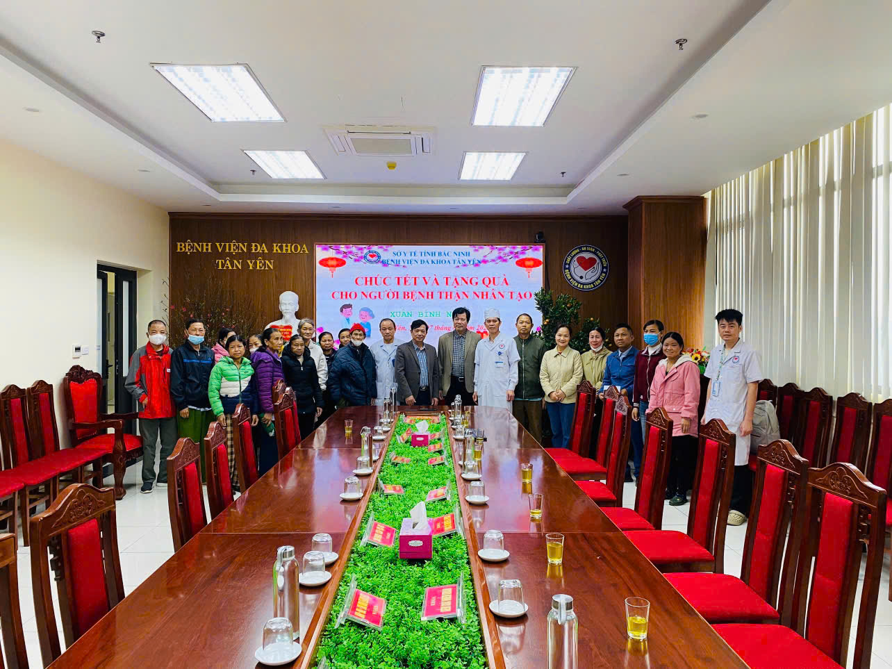 THĂM HỎI VÀ TẶNG QUÀ TẾT CHO NGƯỜI BỆNH THẬN NHÂN TẠO TẠI BỆNH VIỆN ĐA KHOA TÂN YÊN