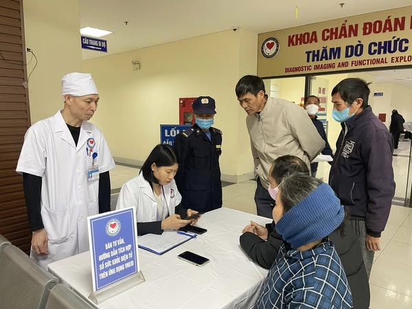 Ra quân thực hiện công tác tuyên truyền lợi ích của Sổ sức khỏe điện tử trên ứng dụng VNeID; hướng dẫn cài đặt, sử dụng và tích hợp thông tin thẻ BHYT vào ứng dụng